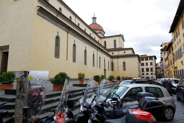 Florencja Włochy Kwietnia 2023 Widok Bazylikę Ducha Bazylikę Ducha Samochody — Zdjęcie stockowe