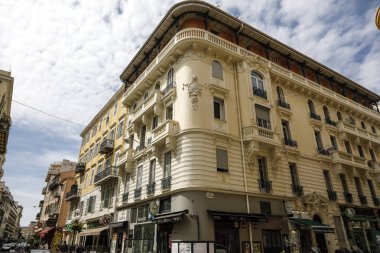 Güzel, Fransa - 21 Nisan 2023: Etkileyici, saray mimarisi burada, bu görkemli Akdeniz şehrinin merkezinde görülebilir.