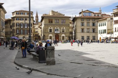 Floransa, İtalya - 14 Nisan 2023: Piazza di Santa Croce adlı şehir meydanı ve tarihi binalar. Meydanda insanlar var.