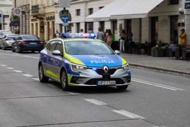 Varşova, Polonya - 19 Temmuz 2023 Nowy wiat Caddesi 'nden Krakowskie Przedmiecie Caddesi' ne ve oradaki konutlara doğru görüş. Birçok insan buraya yürür..