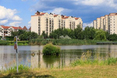 Varşova, Polonya - 19 Temmuz 2023 Nowy wiat Caddesi 'nden Krakowskie Przedmiecie Caddesi' ne ve oradaki konutlara doğru görüş. Birçok insan buraya yürür..