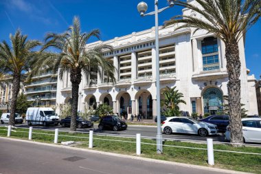 Güzel, Fransa - 26 Nisan 2023 Hyatt Regency 'i barındıran bina Güzel Palais de la Mediterranee gezinti güvertesi boyunca görülebilir.
