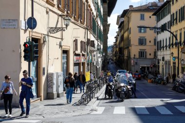 Florence, İtalya - 15 Nisan 2023: Caddelerin ve yaya geçidinin kesiştiği bir caddede trafik görüldü. Eski kasabanın binaları ve yürüyen insanlar da burada görülebilir.