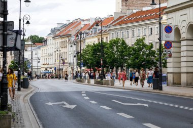 Varşova, Polonya - 19 Temmuz 2023 Nowy wiat Caddesi 'nden Krakowskie Przedmiecie Caddesi' ne ve oradaki konutlara doğru görüş. Birçok insan buraya yürür..