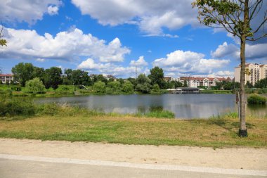 Varşova, Polonya - 21 Temmuz 2023: Goclaw 'daki Praga Poludnie bölgesindeki bir park ve göl ile birlikte yerleşim alanlarının genel görünümü