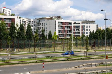 Varşova, Polonya - 30 Temmuz 2023 Goclaw konutlarının güney tarafının genel manzarası. Şehir caddesinin bir kısmı görülebiliyor..