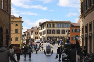 Floransa, İtalya - 15 Nisan 2023: Buradaki binalar Santa Trinita Köprüsü 'nün hemen yakınında görülebiliyor. Yoldan geçen insanlar var. Farklı yönlere gidecekler.