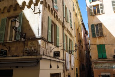 Nice, Fransa - 24 Nisan 2023: Eski kasabadaki tarihi konut binaları. Gerek turistler gerekse halk kentin eski kesiminde çok sayıda restoran, kafe ve mağaza bulacaklar.