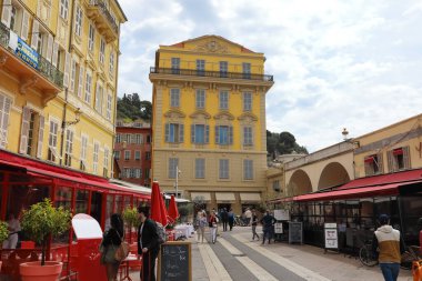 Nice, Fransa - 21 Nisan 2023 Charles-Felix Meydanı 'nda restore edilen bina. Bu bina, meydanla birlikte ünlü Course Saleya pazarının sonu ya da başlangıcıdır.