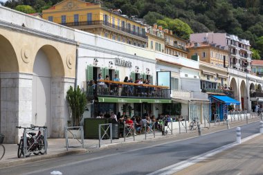 Nice, Fransa - 22 Nisan 2023: Les Ponchettes, yerel tarihi olan küçük evler, bugünlerde burası yerel kültür ve gastronomiyi birleştiriyor. Deniz kenarındaki eski bir kasabada yer almaktadır..