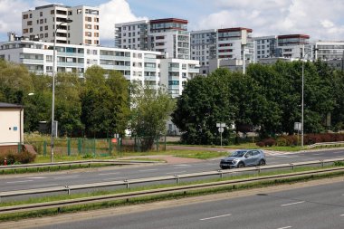 Varşova, Polonya - 30 Temmuz 2023 Goclaw konutlarının güney tarafının genel manzarası. Şehir caddesinin bir kısmı görülebiliyor.