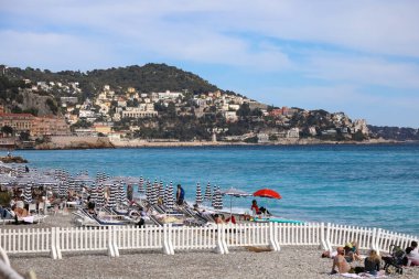 Güzel, Fransa - 24 Nisan 2023: deniz manzaralı şehir plajı. Yarımada ve binaları uzaktan görülebilir.