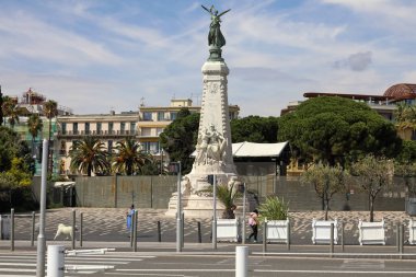 Nice, Fransa - 21 Nisan 2023: Nice 'in Fransa ile birleşmesinin yüzüncü yıldönümü anıtı, 1793 yılında gerçekleşti. Piramit şeklindeki anıta bronz bir kadın heykeli dikildi.