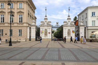 Varşova, Polonya - 19 Temmuz 2023: Varşova Üniversitesi 'nin ana kapısı 1911 yılında açıldı. Başkentin şehir merkezinde yer alır.