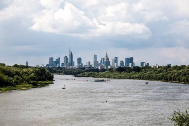 Varşova, Polonya - 30 Temmuz 2023: Vistula nehri şehrin içinden akar ve başkentin panoraması uzaktan görülebilir