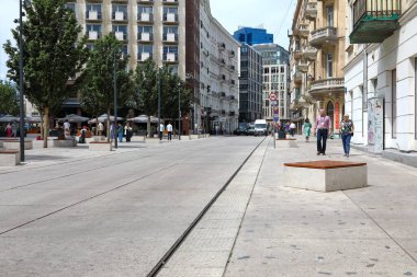 Varşova, Polonya - 19 Temmuz 2023: Şehir merkezindeki Szpitalna Caddesi boyunca bir manzara, ki burası Beş Köşeli Meydan 'ın bir parçası..