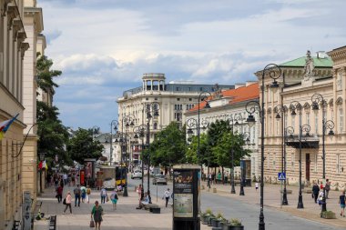 Varşova, Polonya - 19 Temmuz 2023: Krakowskie Przedmiecie caddesi boyunca çeşitli binalar ve 1901 yılından kalma beş yıldızlı lüks bir Bristol oteli bulunmaktadır.