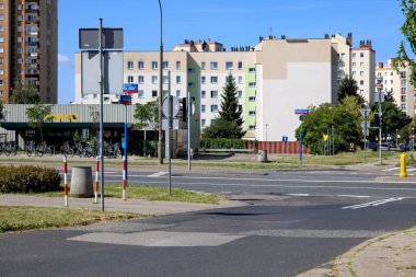 Varşova, Polonya - 22 Ağustos 2023: Praga Poludnie bölgesindeki Goclaw konutlarının binaları. Caddenin arkasında bir mağaza zinciri var.