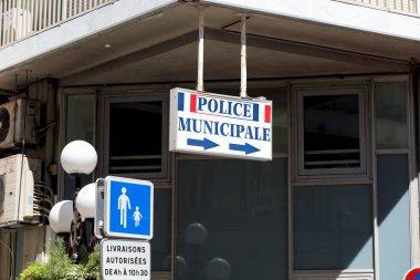 Güzel, Fransa - 3 Mayıs 2023 Belediyeye ait polis karakolunun yönünü gösteren tabela kentteki binalardan birinin cephesine yerleştirildi