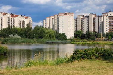 Varşova, Polonya - 21 Temmuz 2023: Praga Poludnie bölgesindeki bir park ve göl ile birlikte ikamet binaları, Goclaw konutları