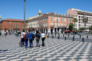 Nice, Fransa - 3 Mayıs 2023 Massena Meydanı, şehrin ana meydanı ve binaları. Bu meydanda genellikle çok fazla yaya trafiği olur.