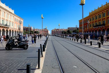 Nice, Fransa - 3 Mayıs 2023 Massena, şehrin ana meydanı ve buradaki tramvay hattı boyunca uzanan binaları. Bu meydanda genellikle çok fazla yaya trafiği olur.