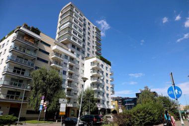 Varşova, Polonya - 22 Ağustos 2023: Güneşli bir günde Praga Poludnie bölgesinde Goclaw malikânesindeki modern, çok katlı bir binanın cephesi