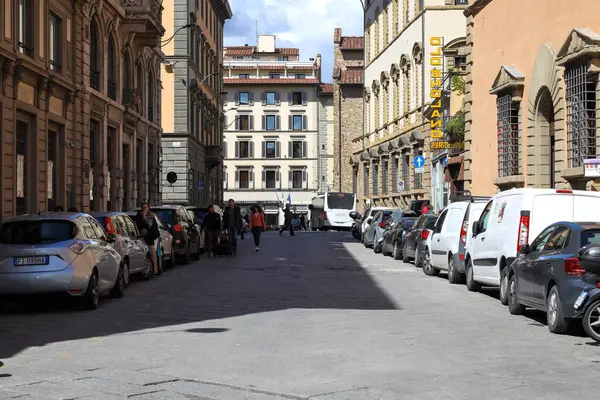 Florencja Włochy Kwietnia 2023 Miejska Ulica Samochodami Zaparkowanymi Obu Stronach — Zdjęcie stockowe
