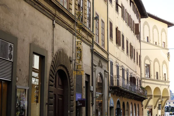 Florencja Włochy Kwietnia 2023 Fasada Budynku Starym Mieście Niektóre Okna — Zdjęcie stockowe