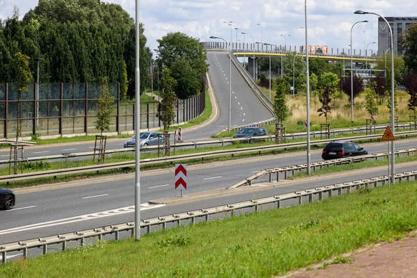 Varşova, Polonya - 30 Temmuz 2023: Praga Poludnie bölgesindeki Goclaw konutlarındaki kavşağın bir parçası. Şehir caddesi ve viyadük burada görülebildiği kadar çok bitki örtüsü de var.