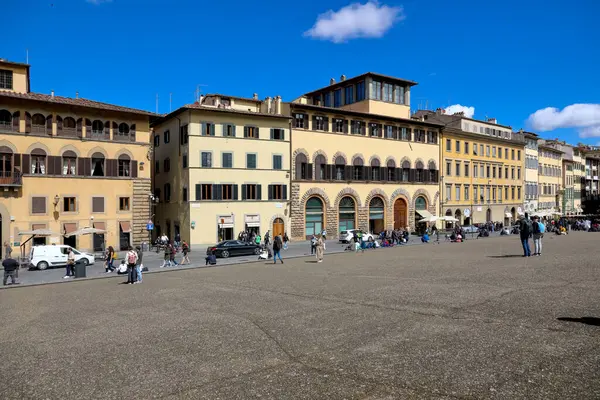 イタリアのフィレンツェ 2023年4月15日 狭い通りに沿った歴史的建造物の列は 大きな空の広場の後ろに見られます おそらく 市民の観光スポットを訪れる人々がいます — ストック写真