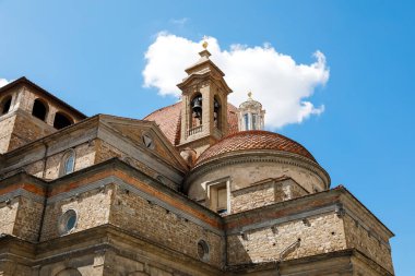 Floransa, İtalya 'da görüldüğü gibi Basilica di San Lorenzo' nun dış kısmının üst kısmı.