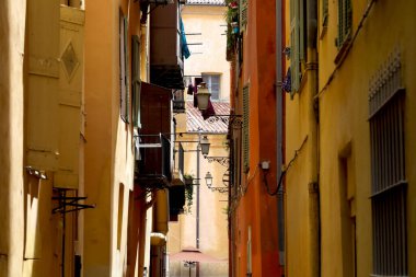 Eski Nic kasabasında dar bir caddenin her iki tarafındaki apartmanlar