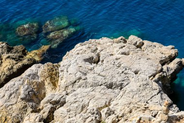 Nice, Fransa 'daki Akdeniz kıyısında büyük kayalar.