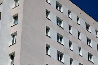 Varsa 'nın Praga Poludnie bölgesindeki Goclaw konutlarındaki çok katlı bir binanın mimarisinin bir parçası.