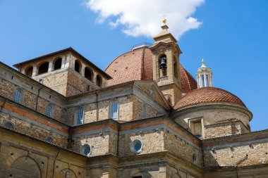 İtalya, Floransa 'da güneşli bir günde Basilica di San Lorenzo' nun dış kısmının bir parçası.