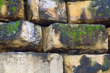 Floransa 'nın eski bir kasabasında görülen büyük taş bloklardan yapılmış bir binanın dış duvarının ayrıntıları.