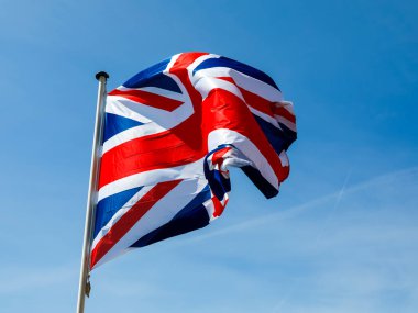 Birleşik Krallık Ulusal Bayrağı bir bayrak direğine asıldı ve Fransa 'nın Nice şehrinde mavi gökyüzüne karşı görülebiliyor.