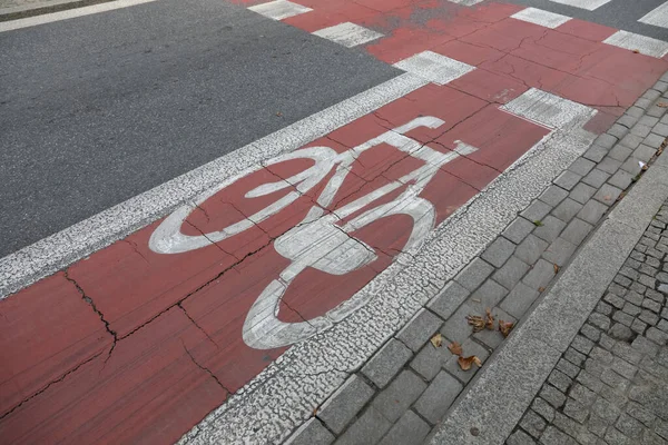 자전거 라인은 빨간색으로 표시되었으며 흰색으로 자전거의 실루엣은 폴란드 바르샤바에서 있듯이 — 스톡 사진