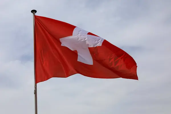 Národní Vlajka Švýcarska Vidět Proti Oblačné Obloze Nice Francie — Stock fotografie