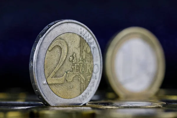 ここに示されている硬貨は 暗い背景に対して示されている欧州連合の通貨です このイメージは さまざまな金融問題の背景となり得る — ストック写真