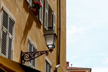 Nice 'in eski kasabası Cote d' Azur, Franc 'da görüldüğü gibi, üzerine bir sokak lambası monte edilmiş bir binanın ön cephesi.