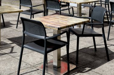 Polonya, Varşova 'da görüldüğü gibi, açık hava restoranına ait masa ve sandalyeler henüz alınmadı..
