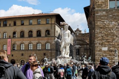 Florence, İtalya - 14 Nisan 2023: kalabalık Piazza della Signoria meydanını Neptün çeşmesiyle görmek. Bu çeşme 16. yüzyılın ortalarına kadar uzanır.