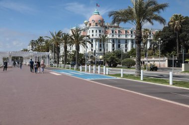 Güzel, Fransa - 26 Nisan 2023 'te Promenade des Anglais' in karşısında efsanevi Negresco Oteli 'ni barındıran heybetli bir bina var..