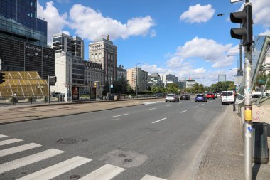 Varşova, Polonya - 1 Eylül 2023: Şehir merkezinde çeşitli mimari yapılara sahip geniş bir cadde