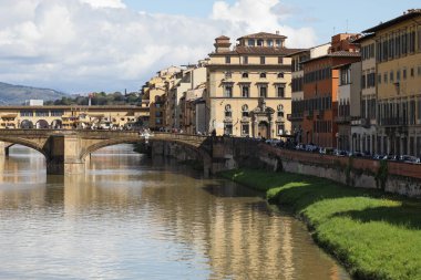 Floransa, İtalya - 15 Nisan 2023: Tarihi binalar, köprüler ve Arno Nehri bu harika şehrin manzarasını oluşturuyor.