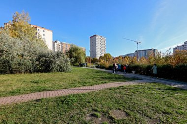 Varşova, Polonya - 10 Ekim 2023: Praga-Poludnie bölgesindeki Goclaw konutlarının yanındaki apartman blokları