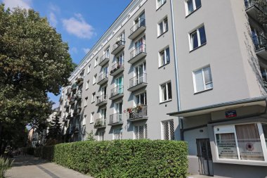 Varşova, Polonya - 12 Eylül 2023: Saska Kepa konutları, Praga-Poludnie bölgesi sokaklarında balkonlu evler.
