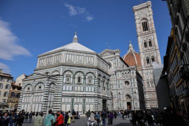 Floransa, İtalya - 14 Nisan 2023: Battistero di San Giovanni, Floransa 'nın vaftiz töreni ve Floransa' nın katedrali Duomo 'nun bir parçası. Turistler tarafından en çok ziyaret edilen yerlerden biri..